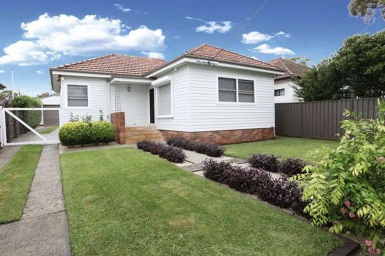 6 Bransgrove Road Revesby , NSW 2212 AUS