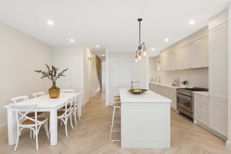 37b Woodfield Boulevard Caringbah , NSW 2229 AUS